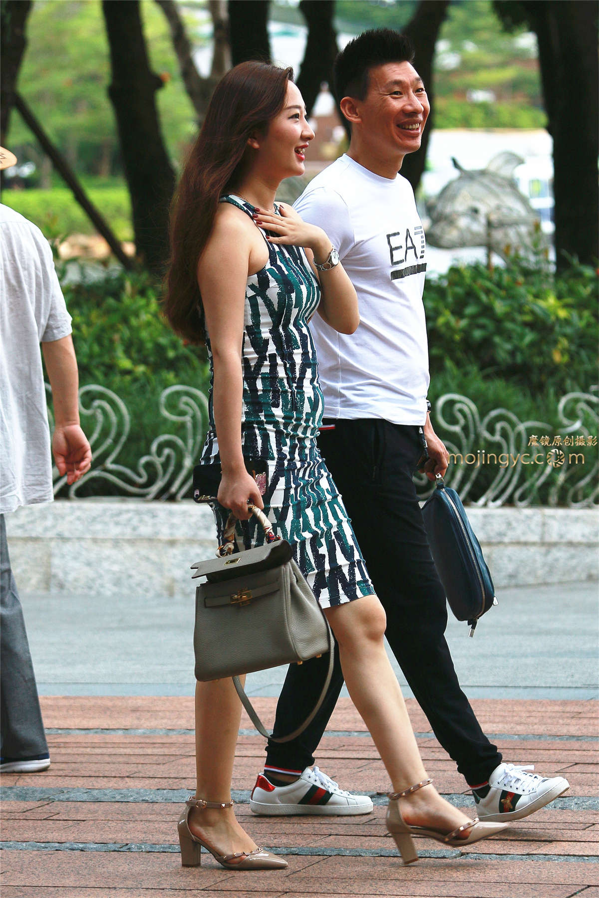 图片[2]-蓝花包裙少妇-日更街拍