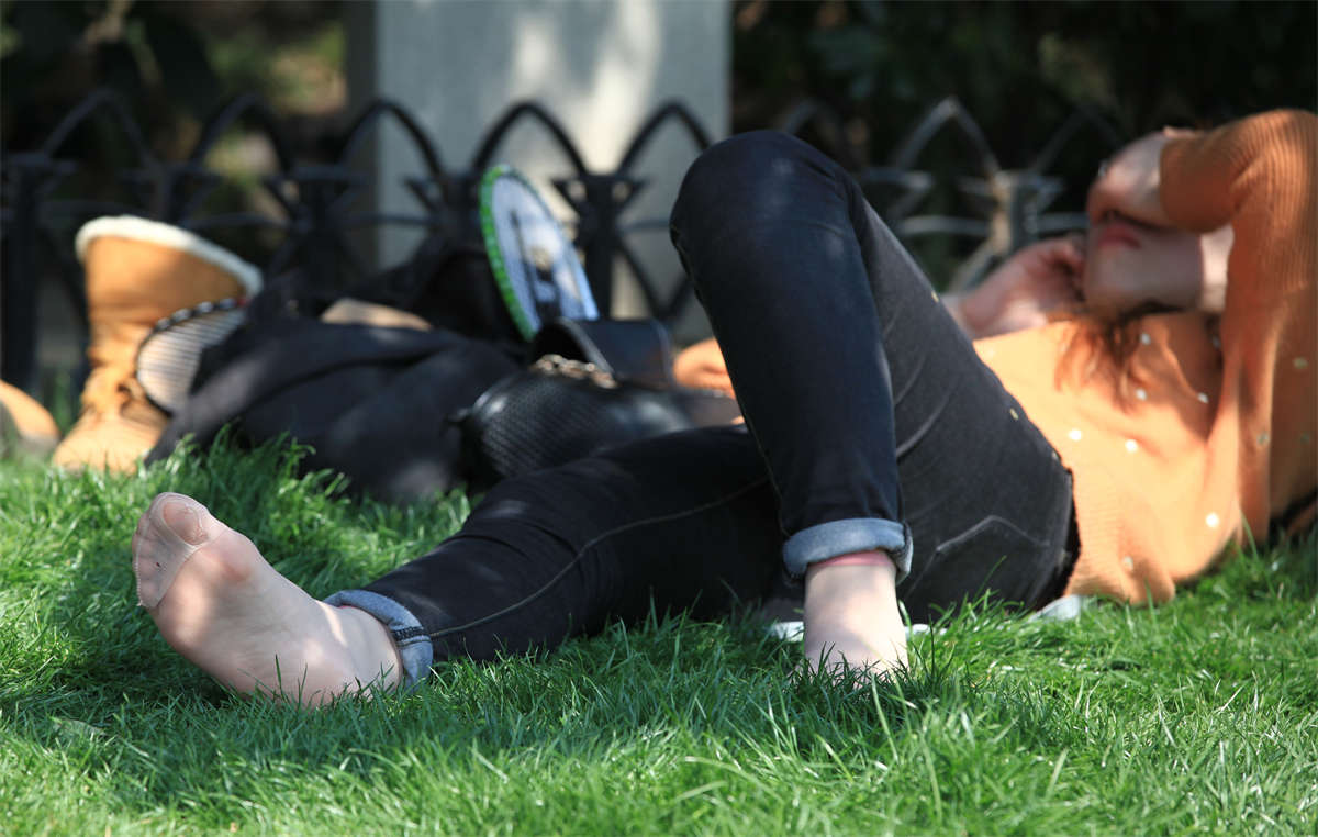 图片[2]-踏青公园街拍系列No.124 秀足薄丝，小破怡情-日更街拍