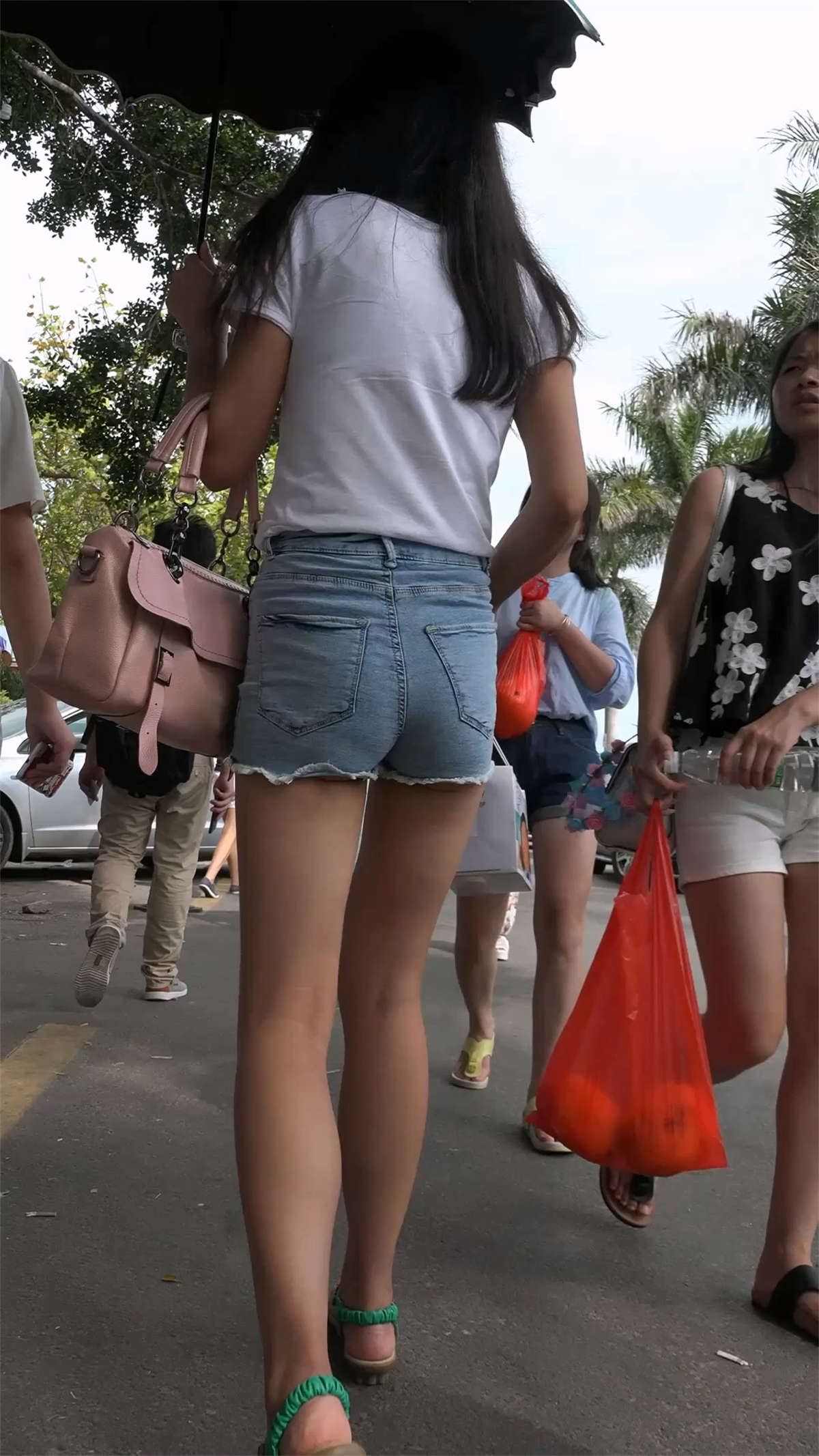 图片[2]-长腿牛仔热裤大学妹-日更街拍