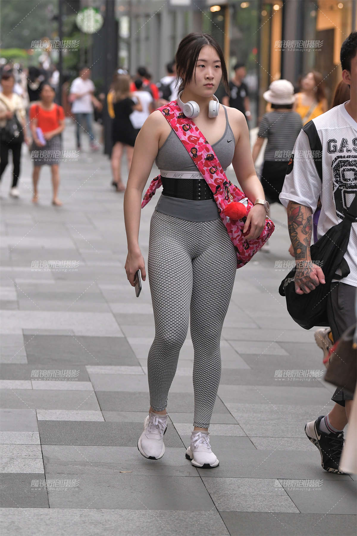 【视觉冲击赛贴】这妹子，相当给力，为你点赞-日更街拍