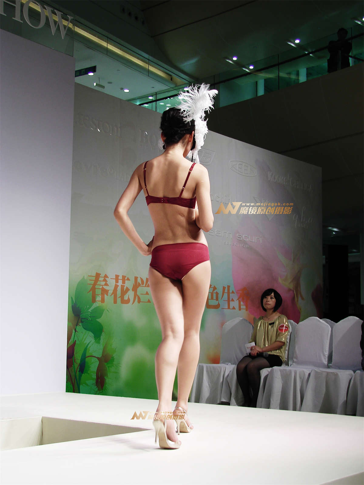 商场内的内衣秀-日更街拍