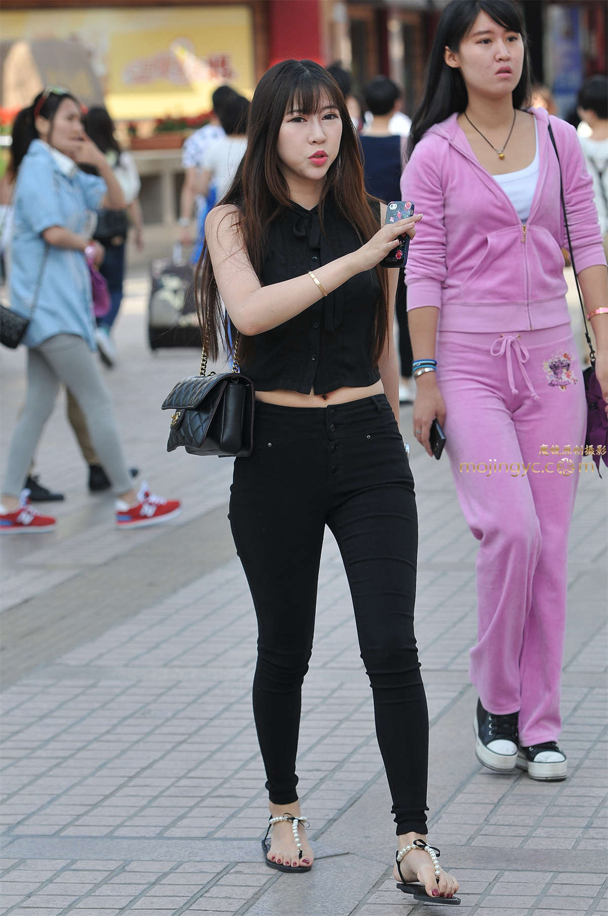 曲线玲珑的黑紧身裤 娃娃脸美女-日更街拍