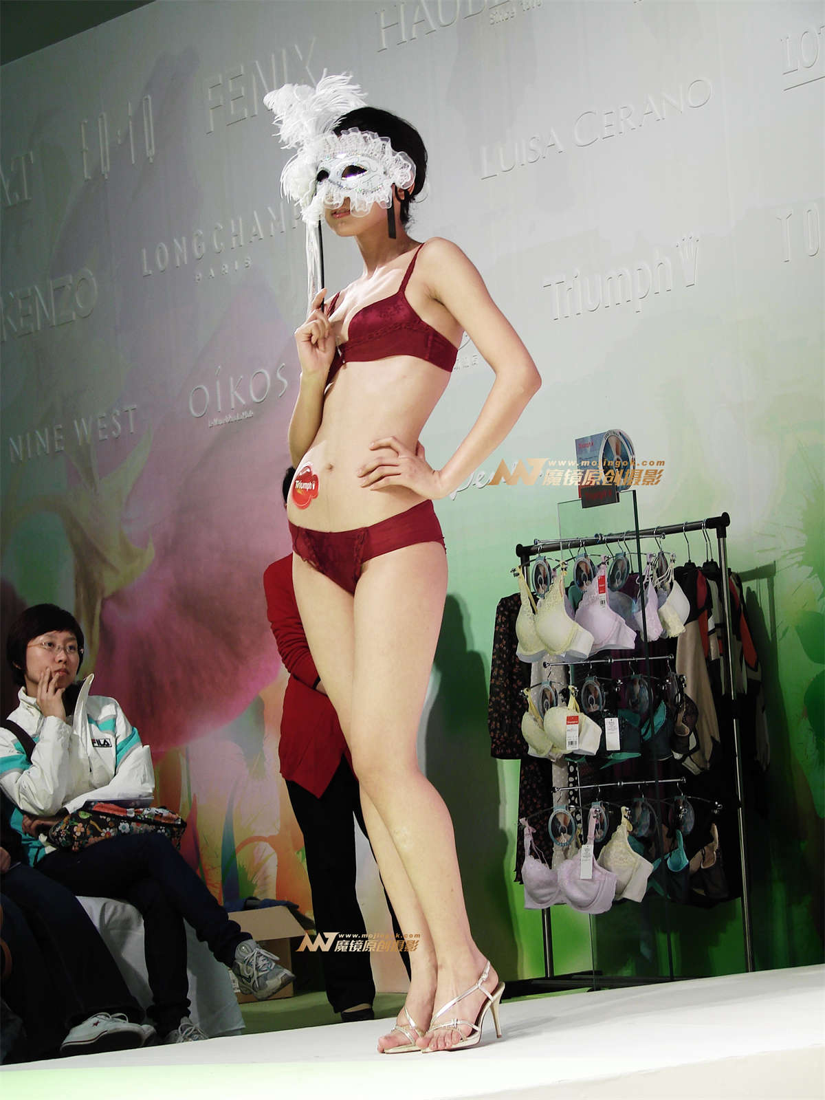 商场内的内衣秀插图1