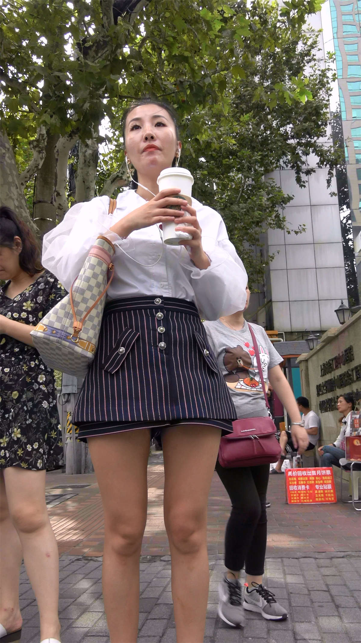 美腿白衬衫长马尾辫美女-日更街拍