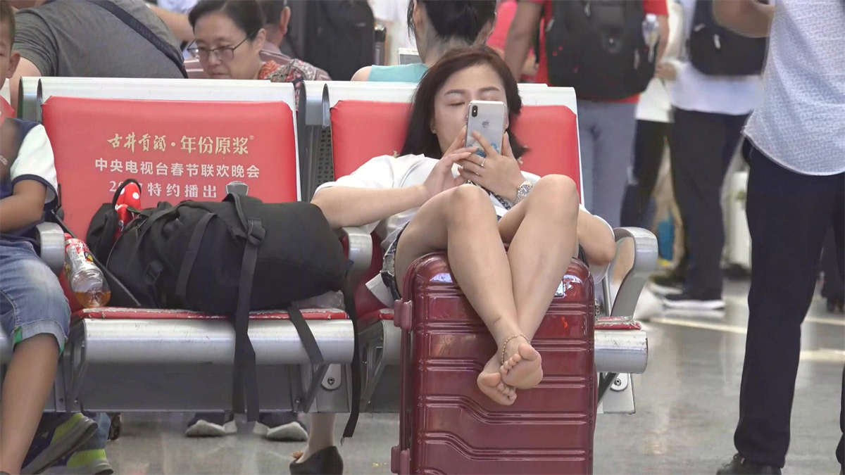 候车室里的靓丽的赤足者裸足美女-日更街拍