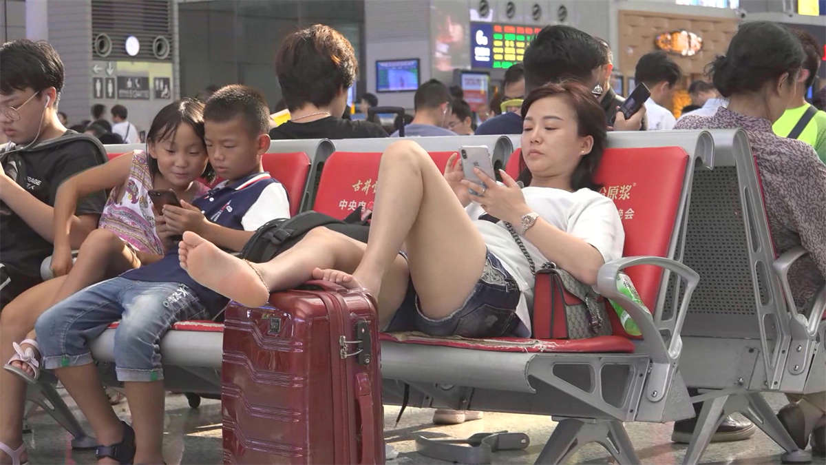 图片[2]-候车室里的靓丽的赤足者裸足美女-日更街拍