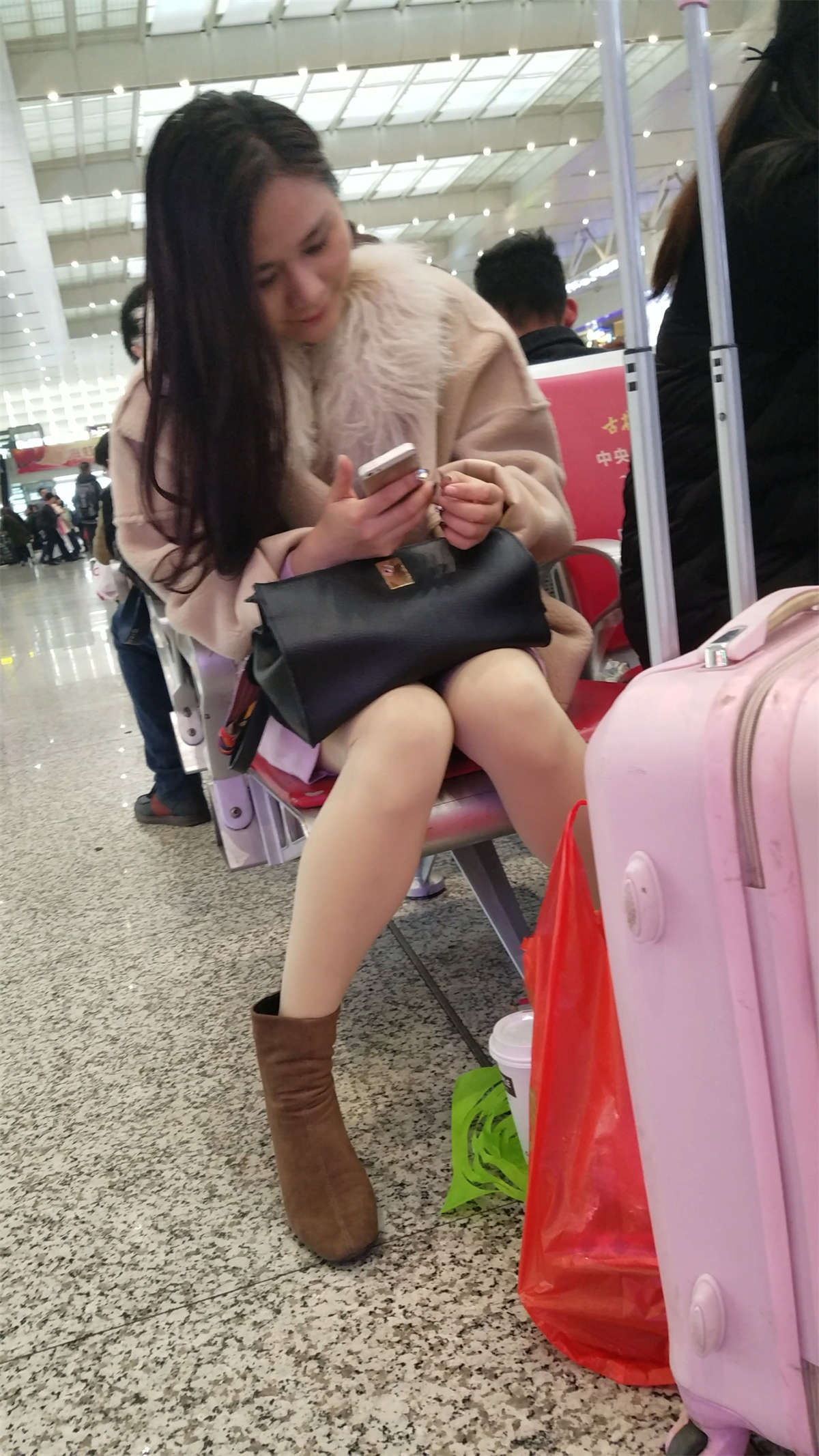 图片[2]-[4K高清视频]高铁站拍摄粉色包臀裙肉色丝袜漂亮长发美少妇-日更街拍