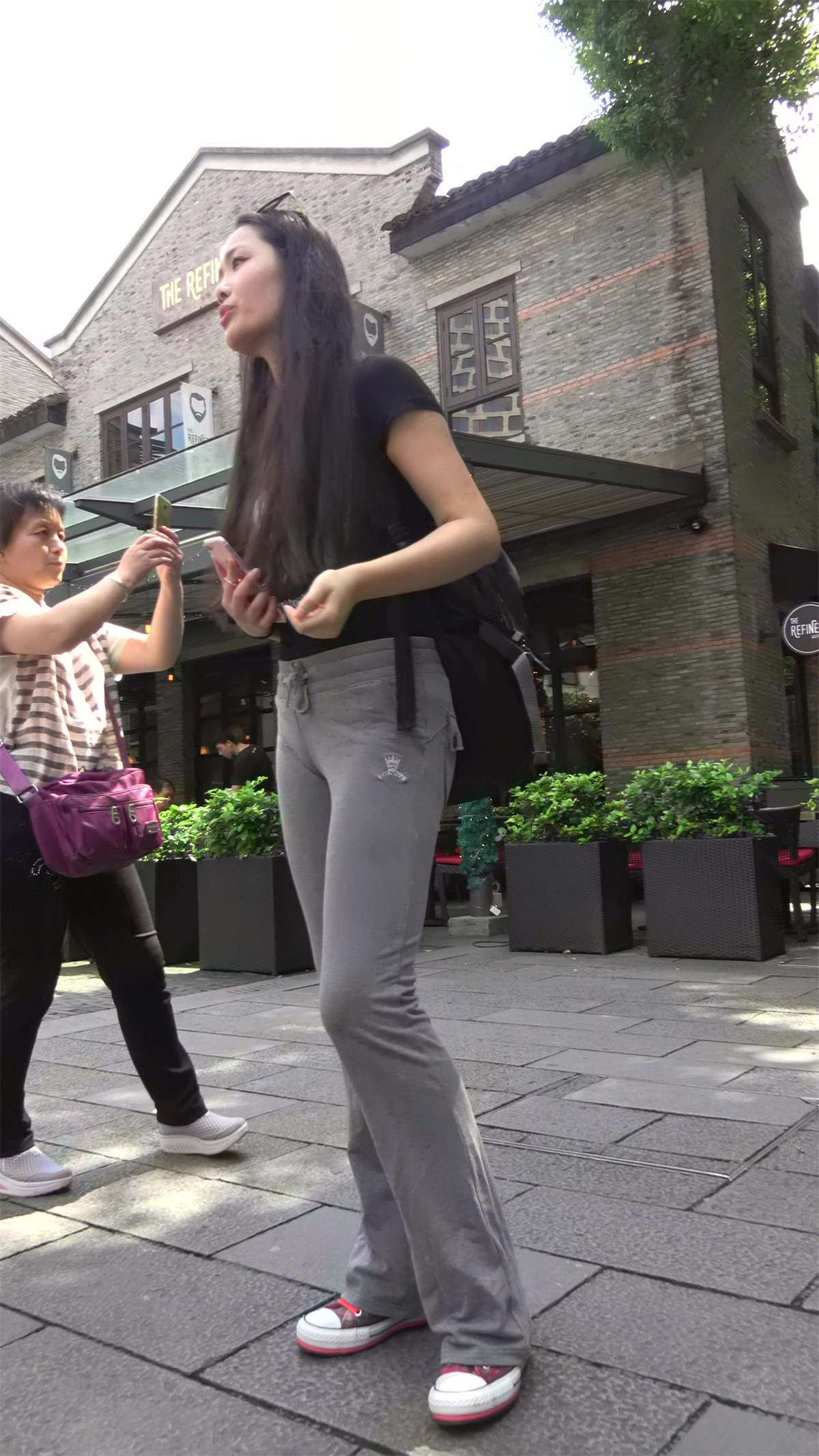 弹力运动裤黑T恤美三角美女-日更街拍