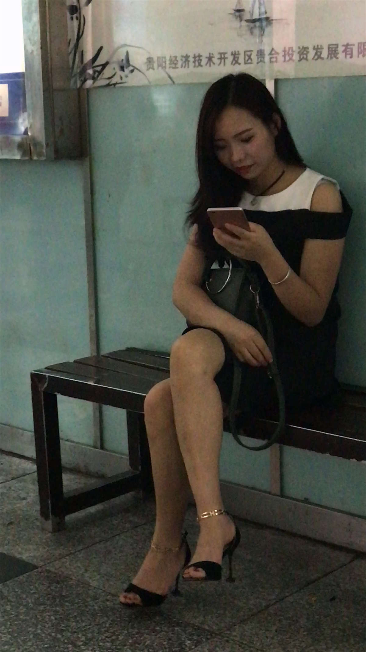 图片[2]-走廊休息的漂亮的美眉-日更街拍