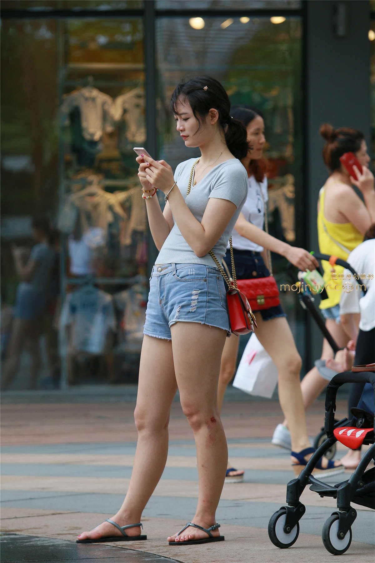 牛仔热裤少妇-日更街拍