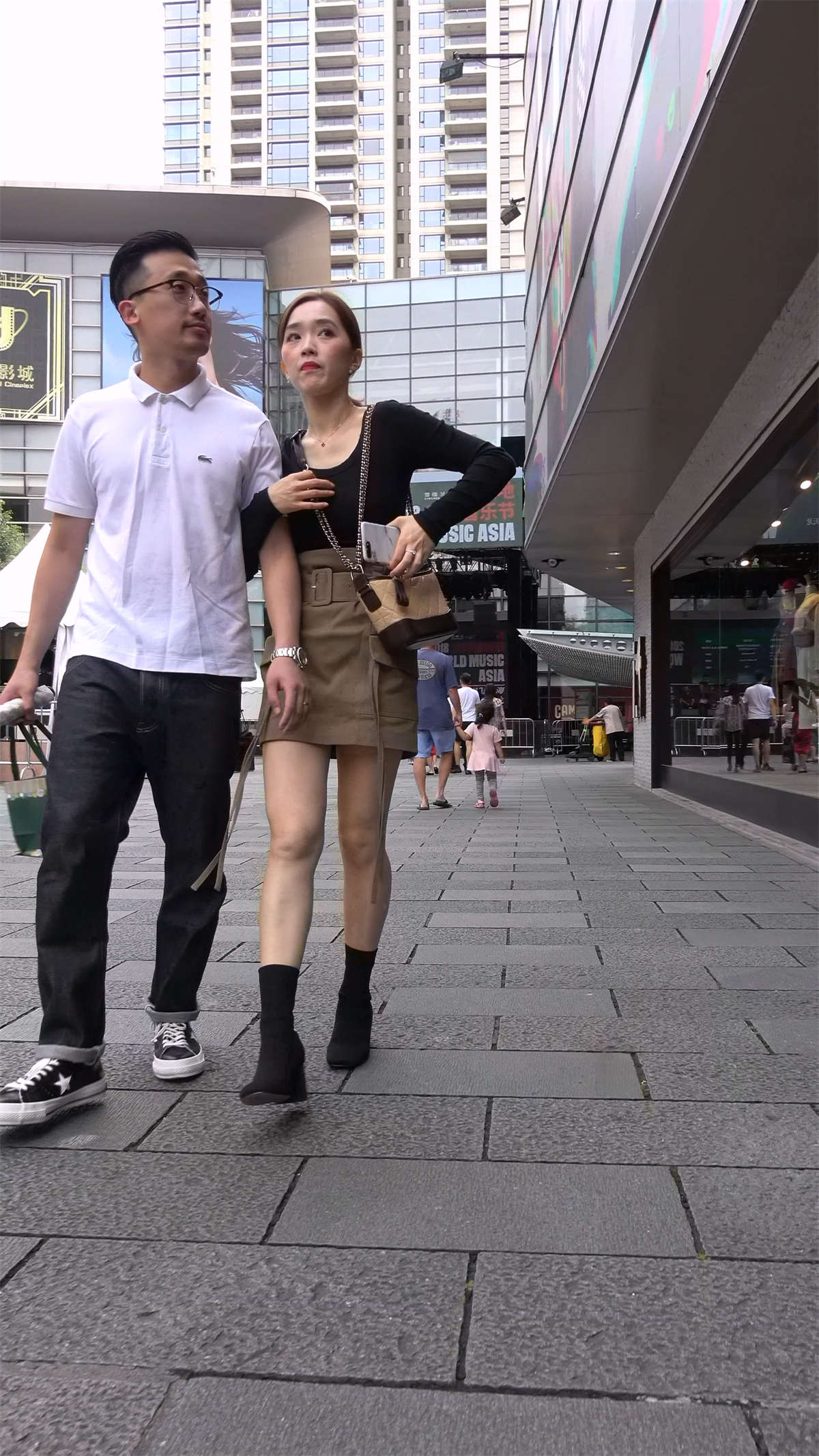 美腿短裙姐姐-日更街拍