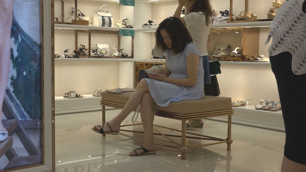 图片[2]-坐着玩鞋子的女孩-日更街拍