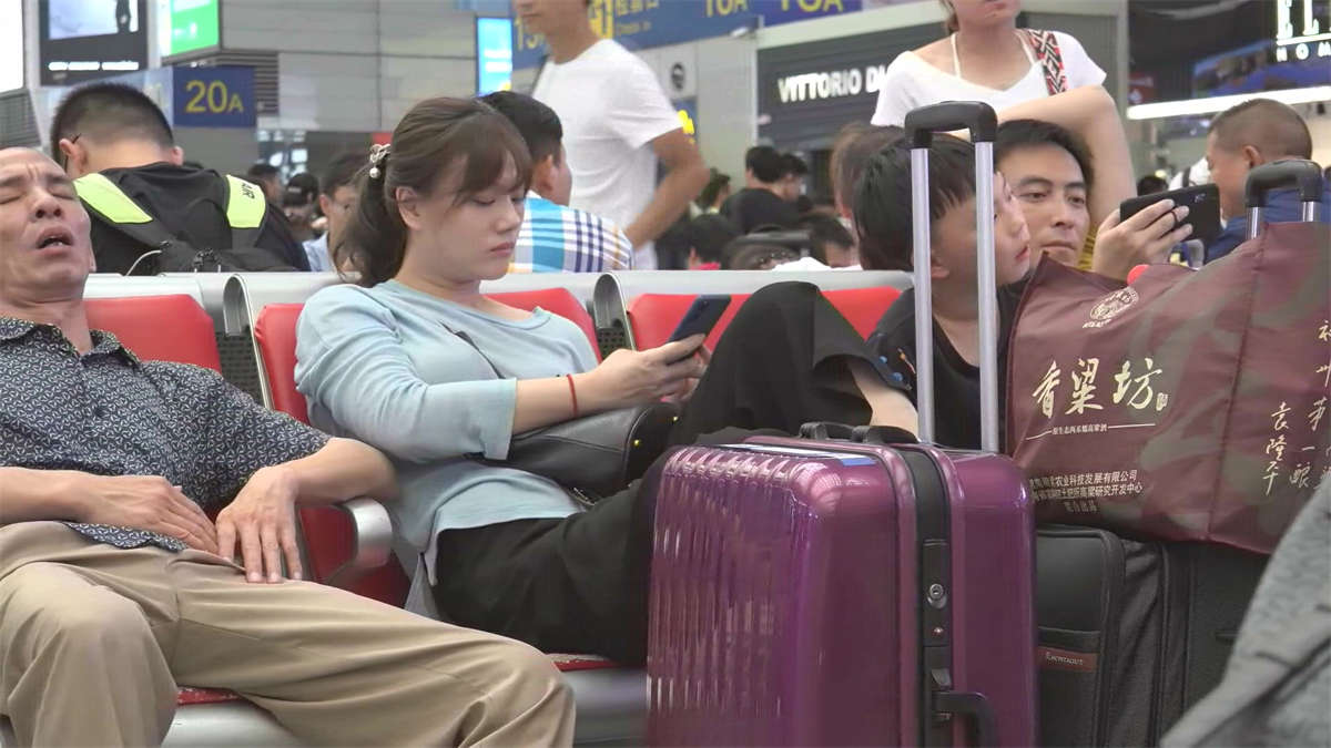 图片[2]-光滑的足底悄悄露出了-日更街拍