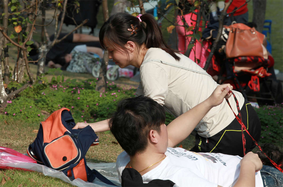 图片[2]-踏青公园街拍系列No.125 阳光美少女的超薄肉丝小脚闪了我的眼-日更街拍