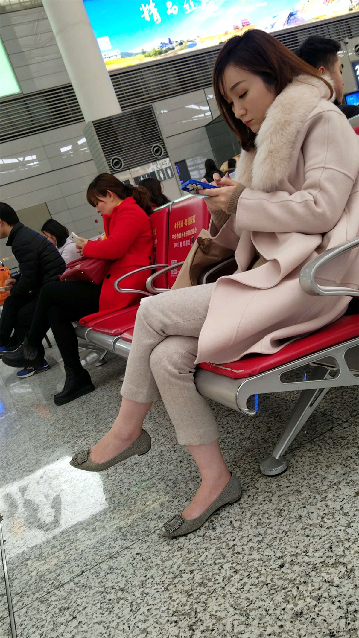 图片[2]-[4K高清视频]高铁站拍摄短发白肤漂亮美少妇-日更街拍