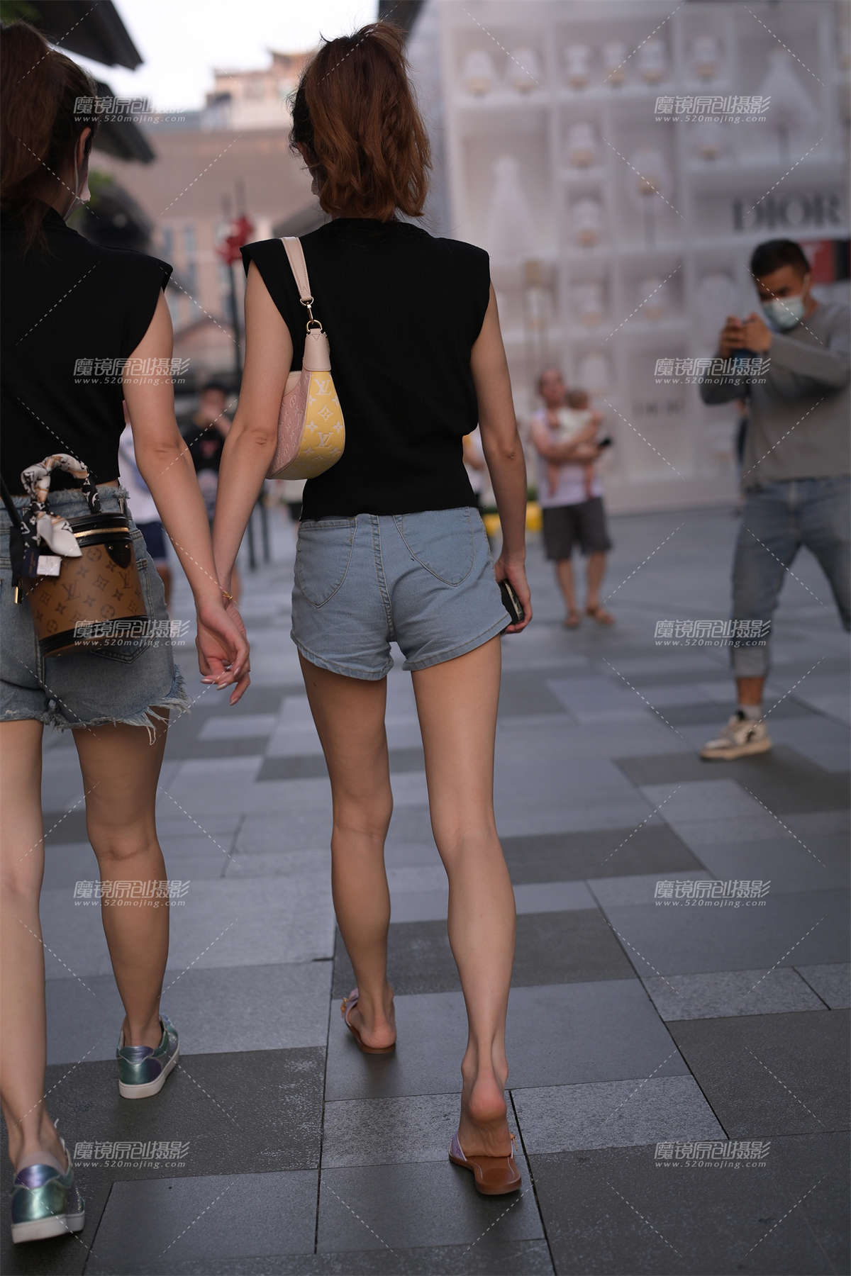 图片[2]-热裤美腿姐妹花-日更街拍