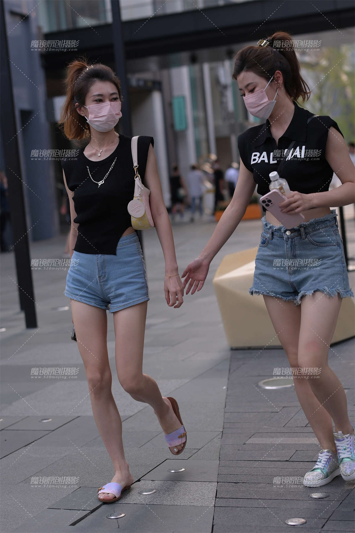 热裤美腿姐妹花-日更街拍