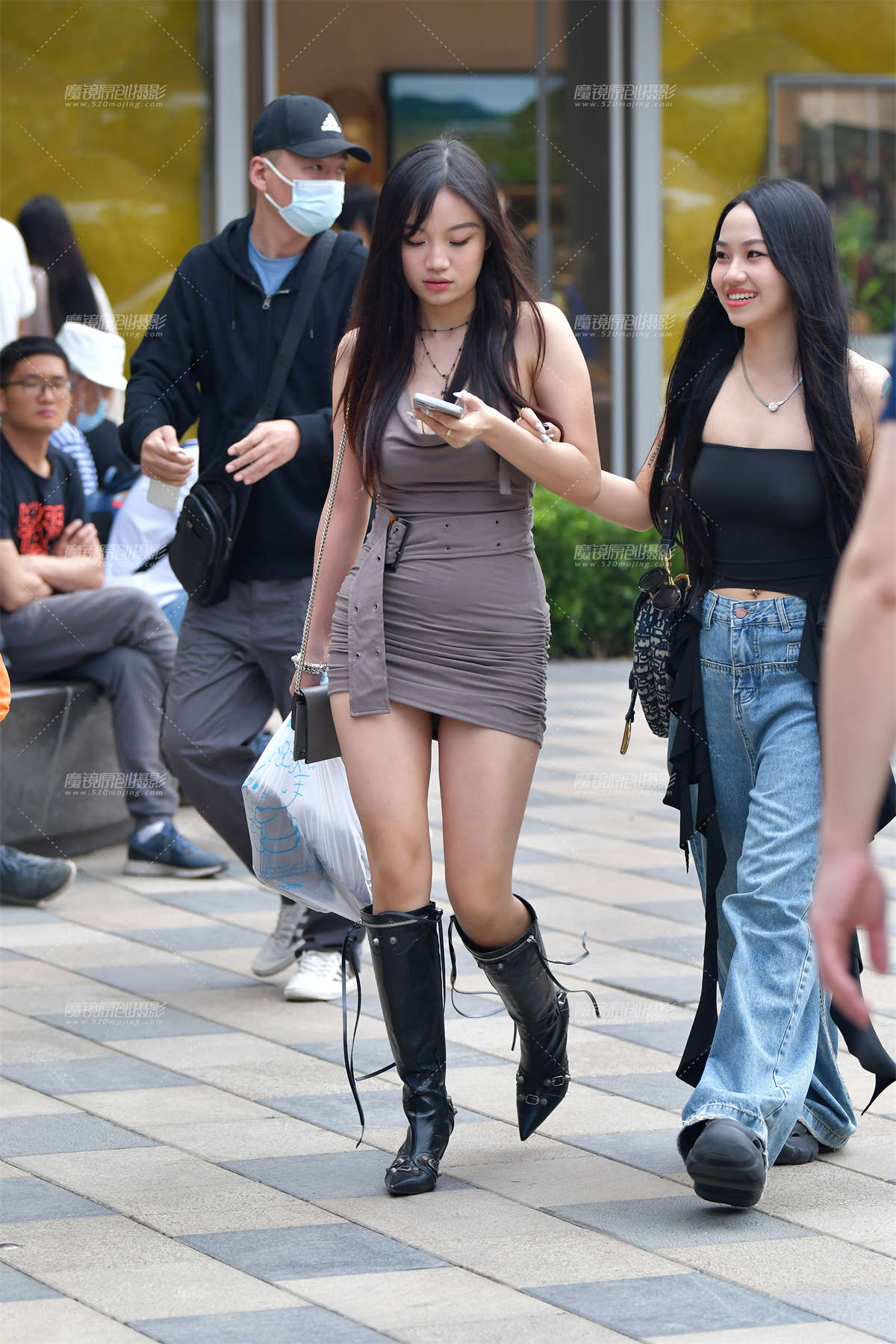 ★腼腆长发短裙美女-日更街拍