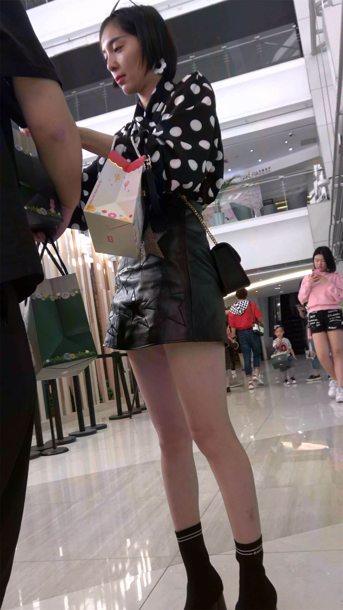 苗条美腿高挑短发小姐姐-日更街拍
