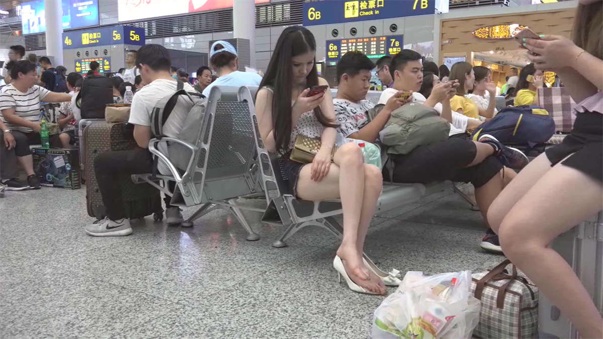 图片[2]-美足束缚在高跟鞋中-日更街拍