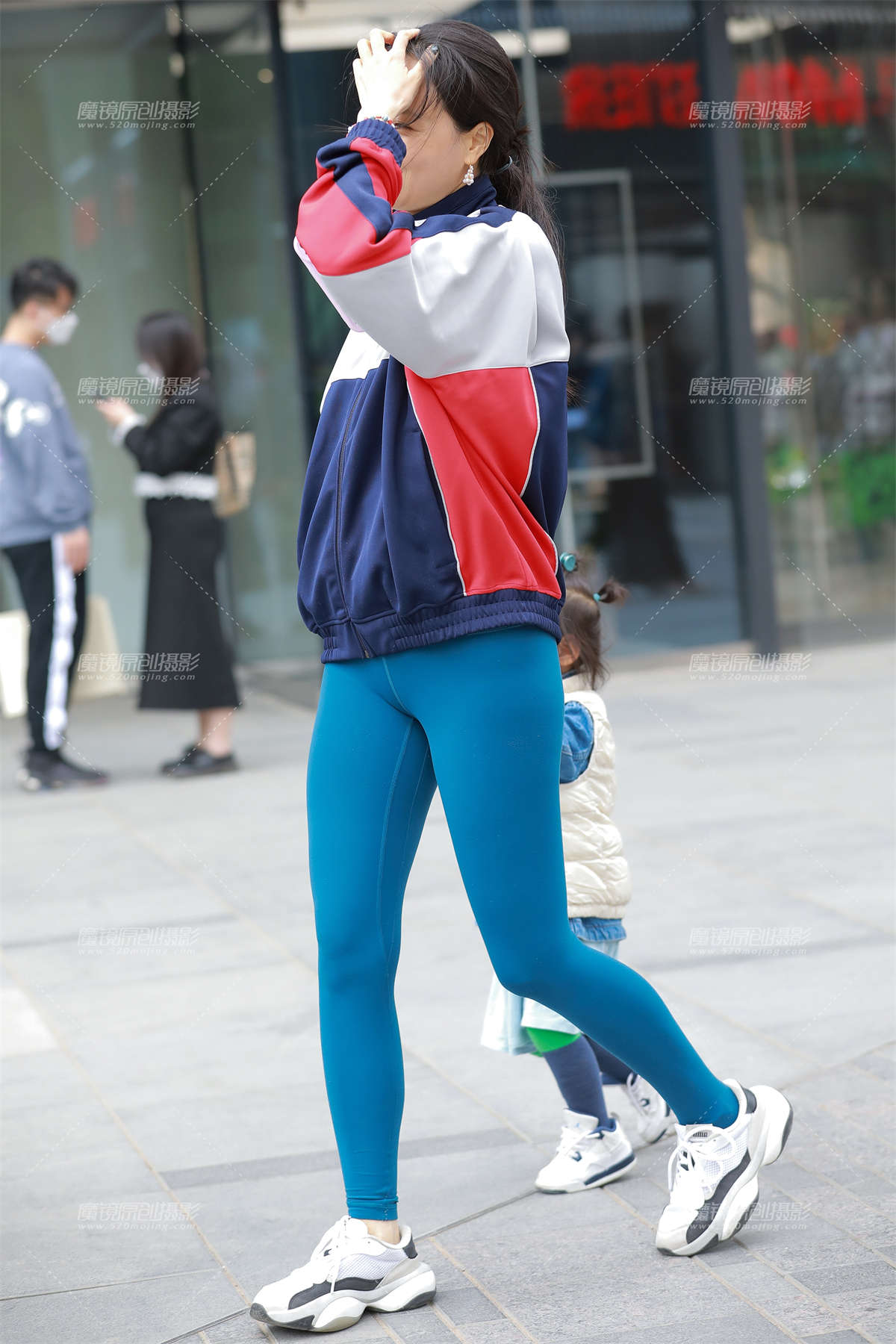 图片[2]-【玻璃街拍】蓝色紧身裤辣妈-日更街拍