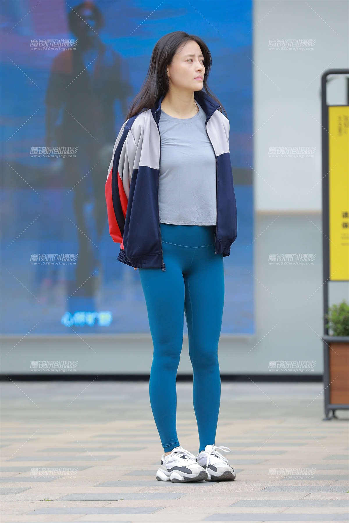 【玻璃街拍】蓝色紧身裤辣妈-日更街拍