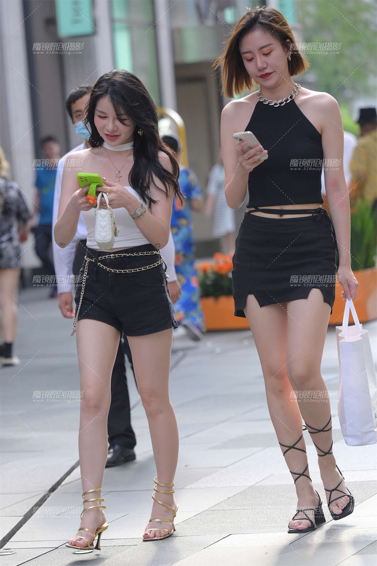 热裤美腿姐妹-日更街拍
