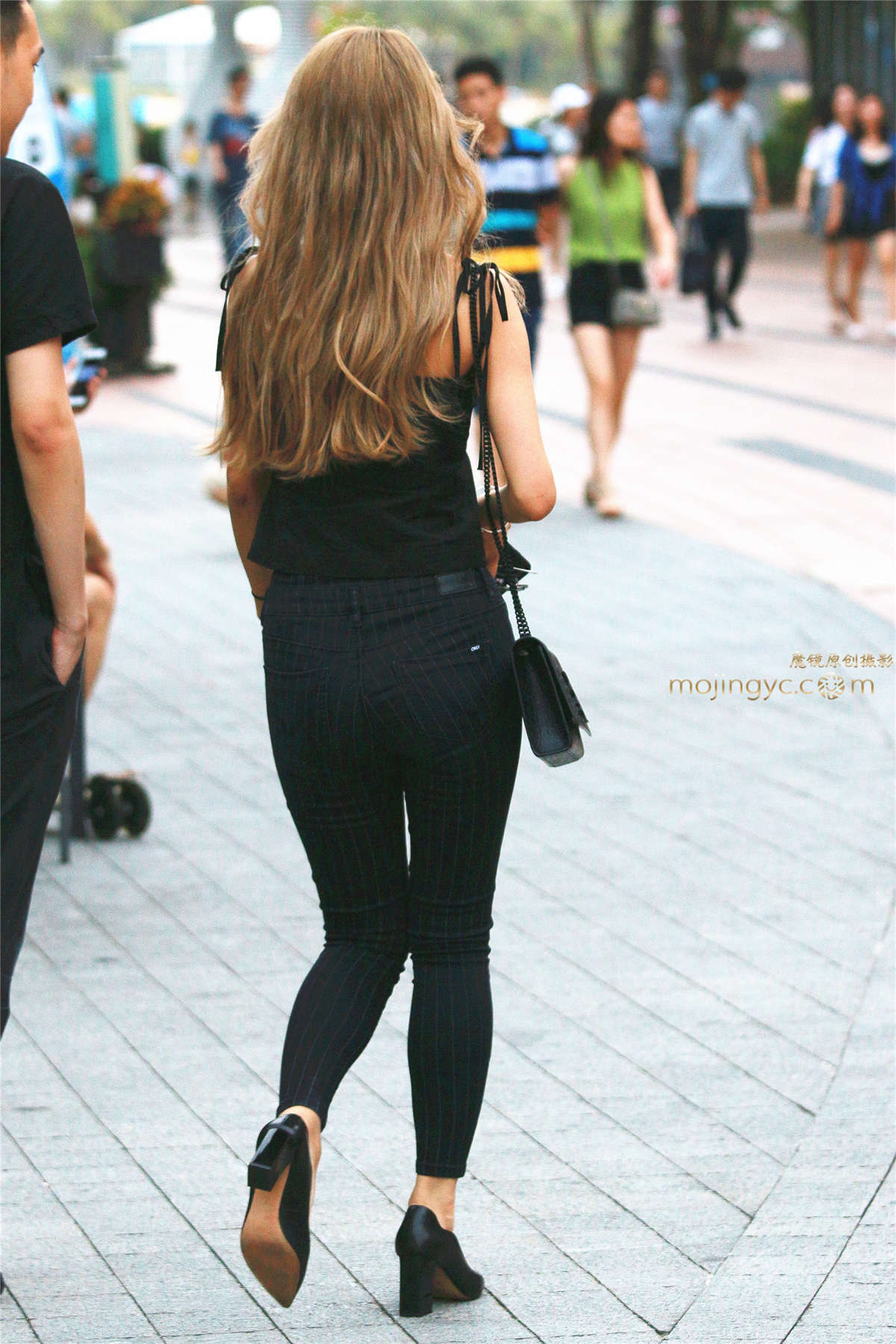图片[2]-条纹黑紧裤MM-日更街拍
