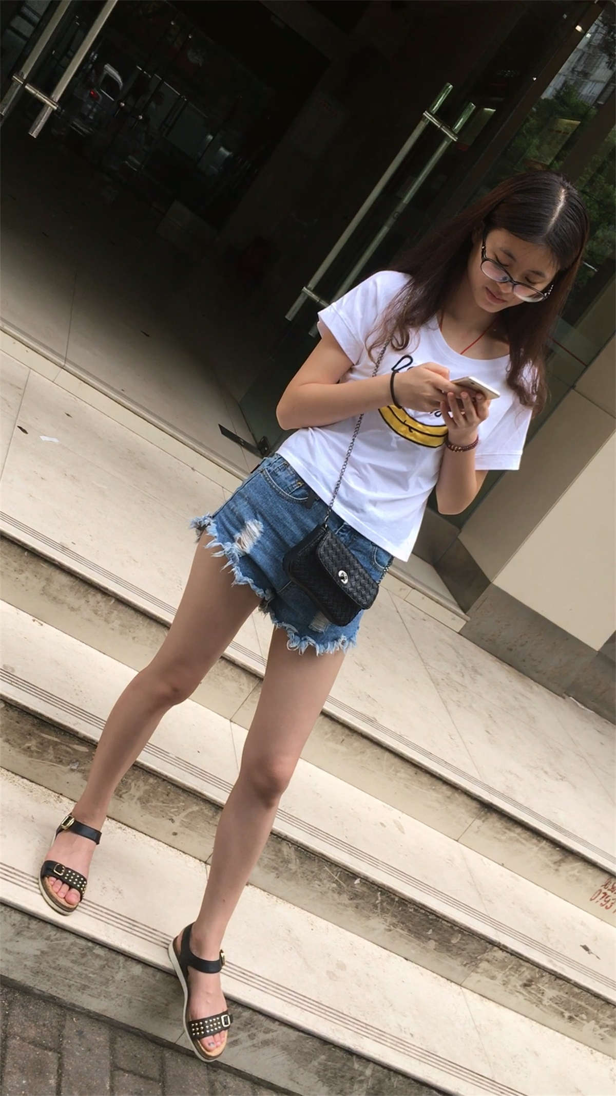 银行门口遇见的大长腿热裤妹子-日更街拍