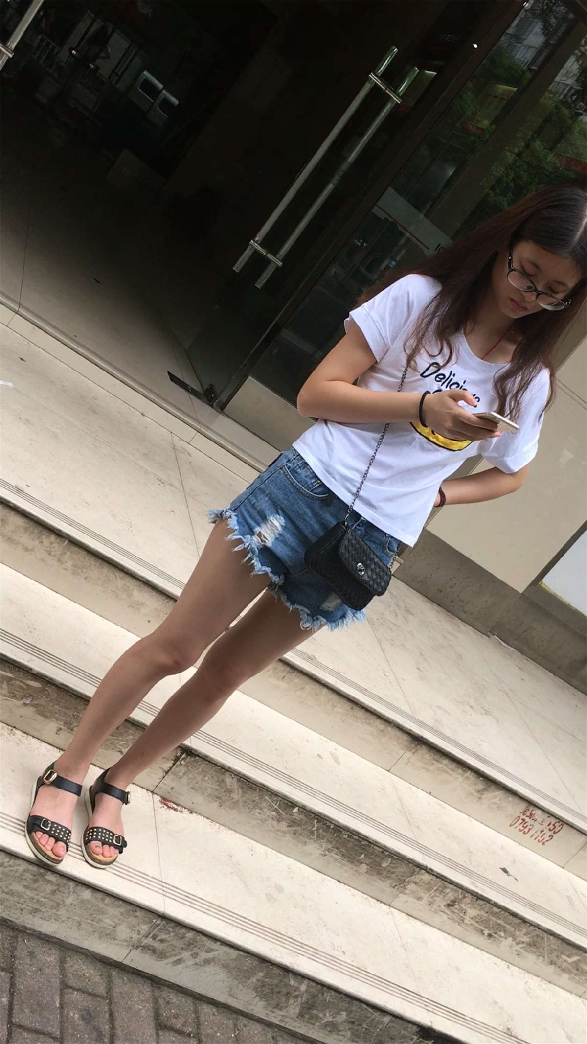 图片[2]-银行门口遇见的大长腿热裤妹子-日更街拍