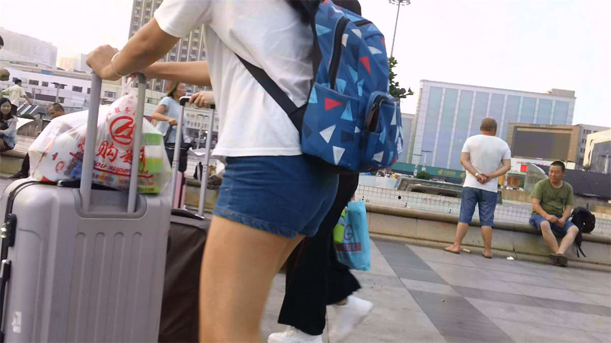 图片[2]-牛仔热裤青春小美女-日更街拍