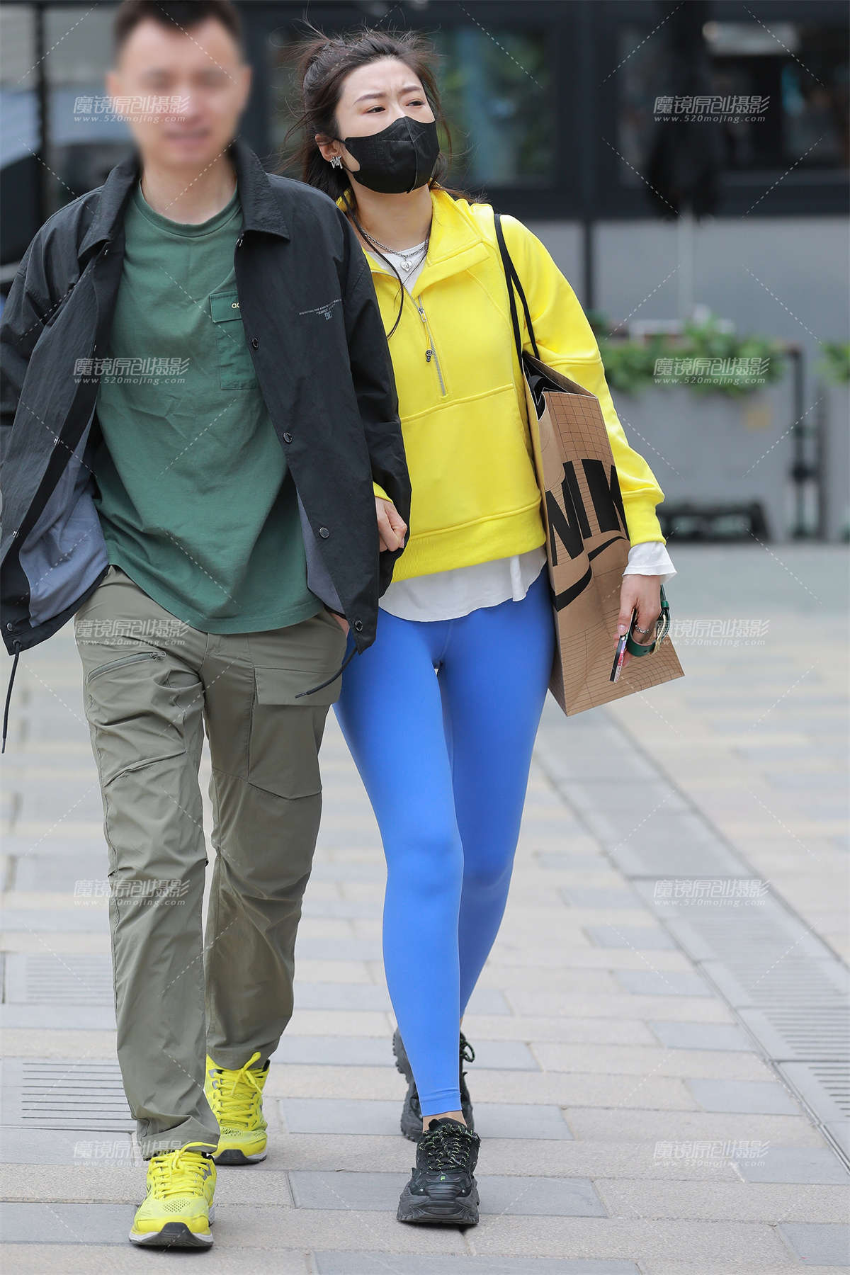 【玻璃街拍】蓝色瑜伽裤女友-日更街拍