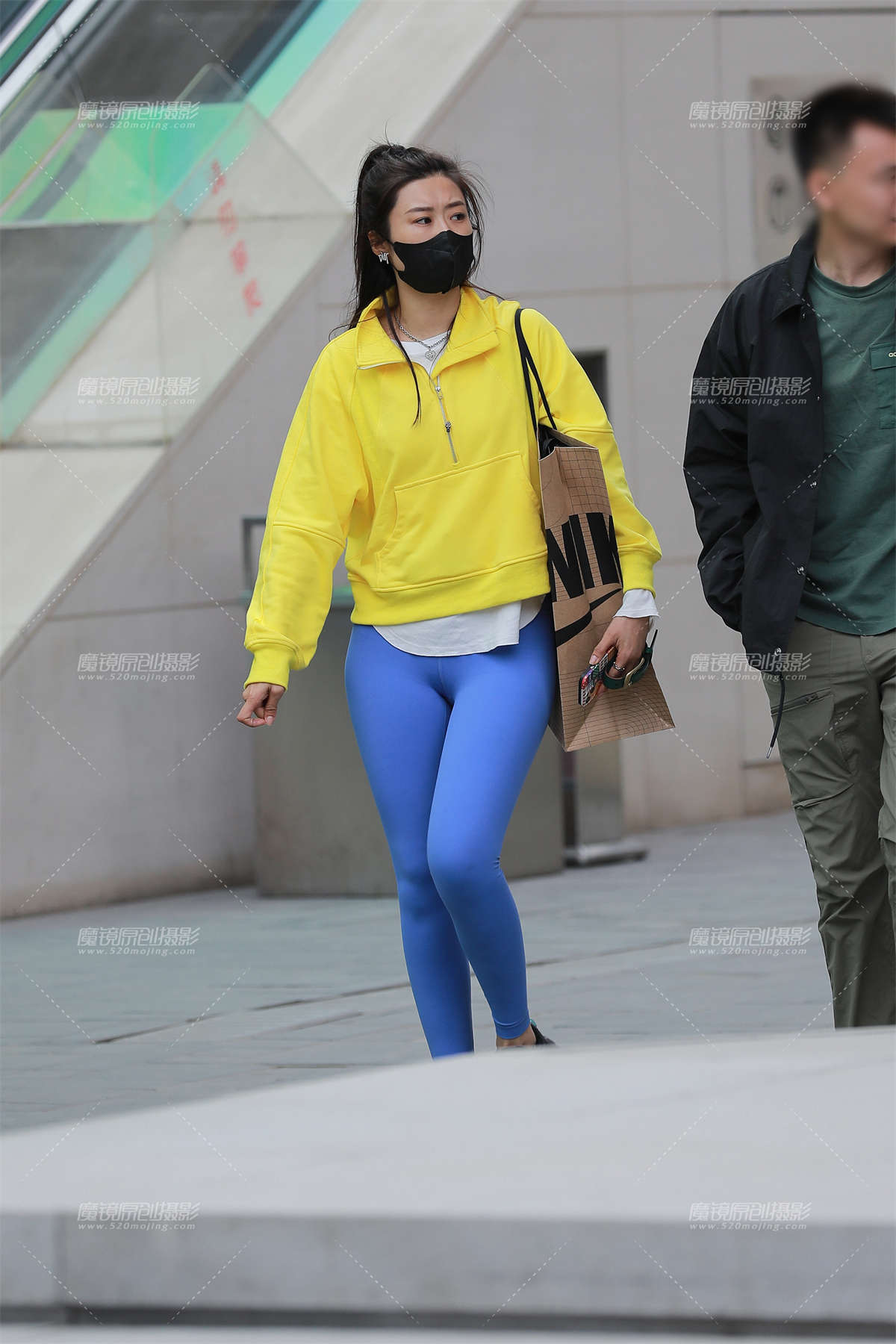 图片[2]-【玻璃街拍】蓝色瑜伽裤女友-日更街拍