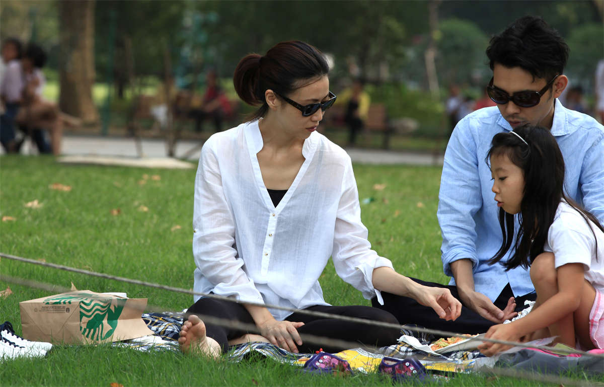 图片[2]-踏青公园街拍系列No.127 本已高分的骨感美足，竟还有瑜珈伸展动作助阵-日更街拍