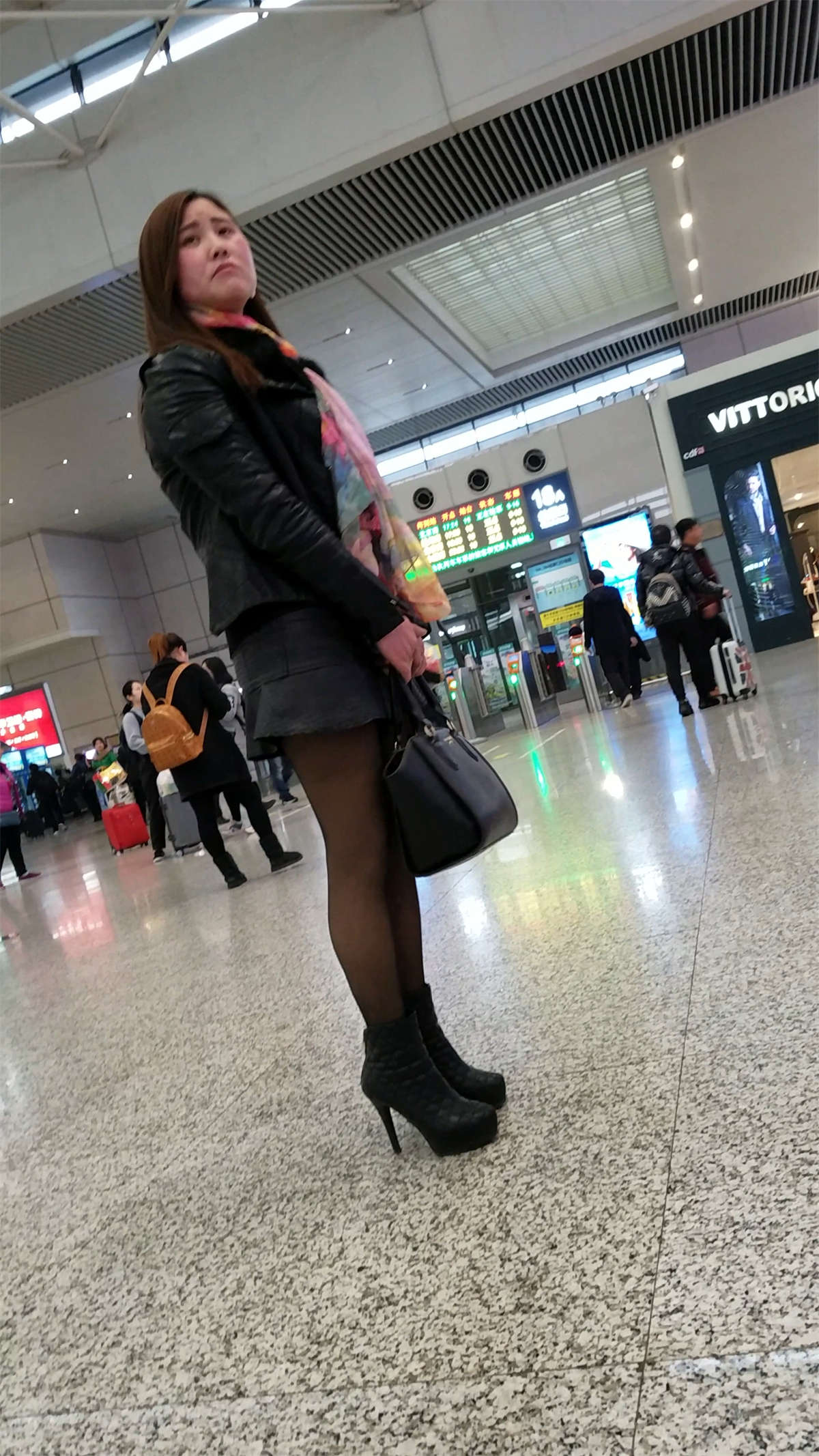 图片[2]-[4K高清视频]高铁站拍摄超短裙黑色丝袜高跟长发少妇-日更街拍