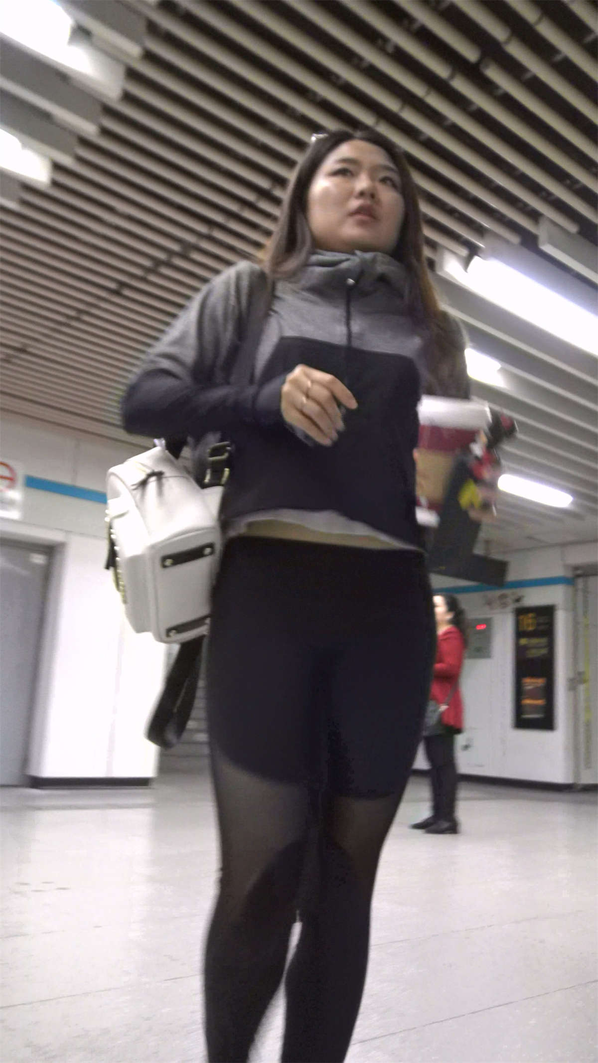 黑色紧身弹力裤运动鞋美女-日更街拍
