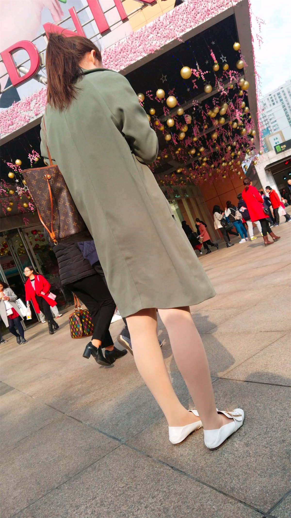 图片[2]-粉色连衣裙肉色丝袜长发美眉-日更街拍