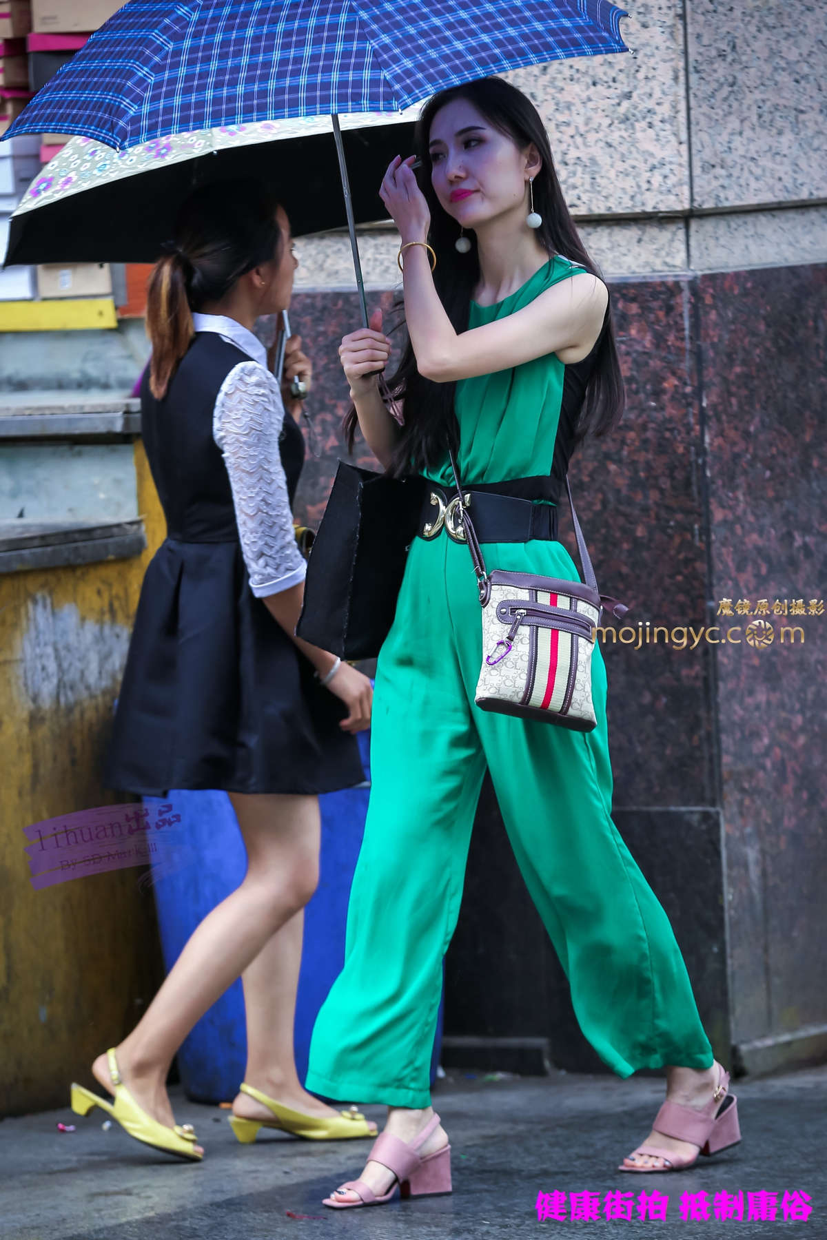 李欢原创-美女，雨中绿裤-日更街拍