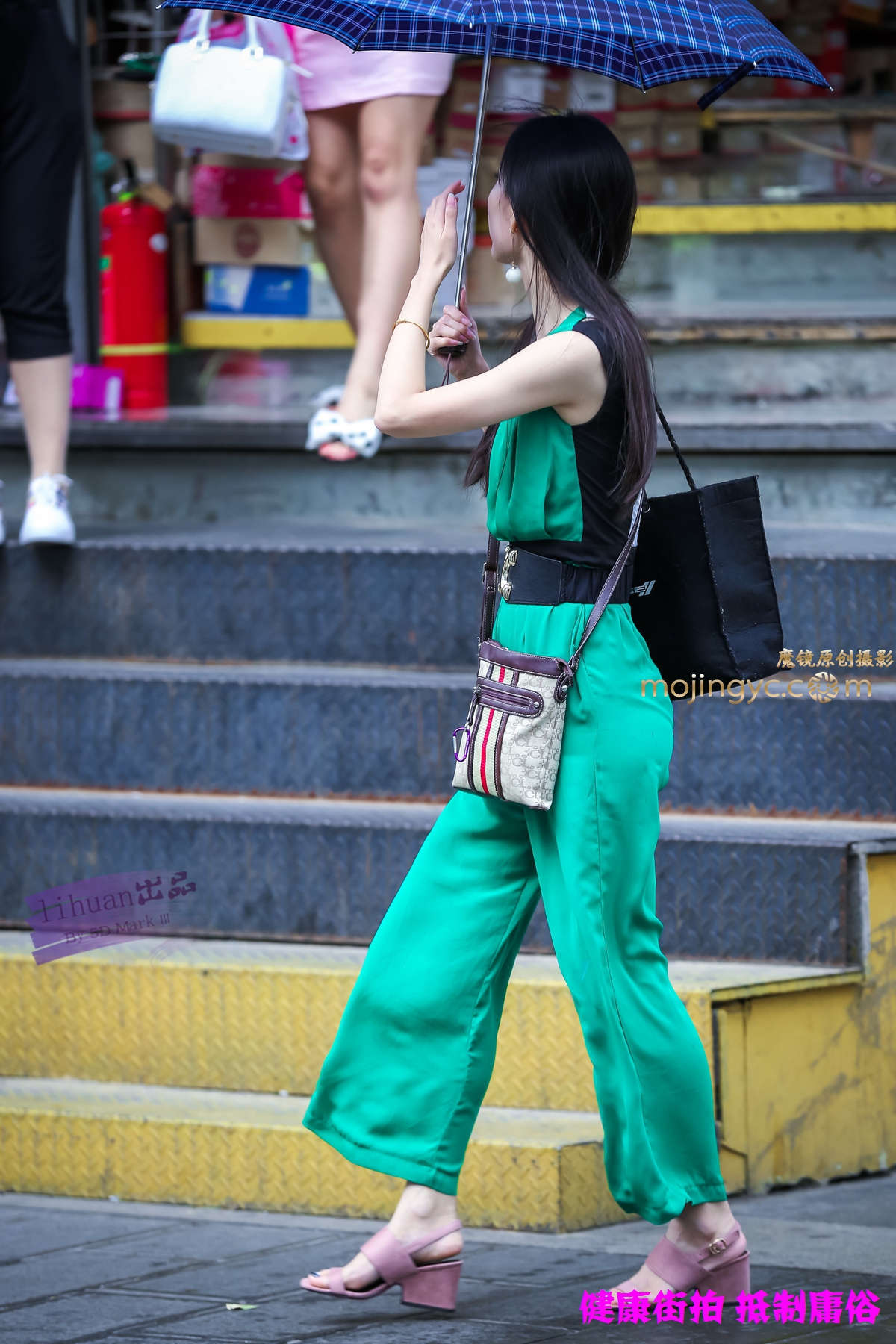 图片[2]-李欢原创-美女，雨中绿裤-日更街拍