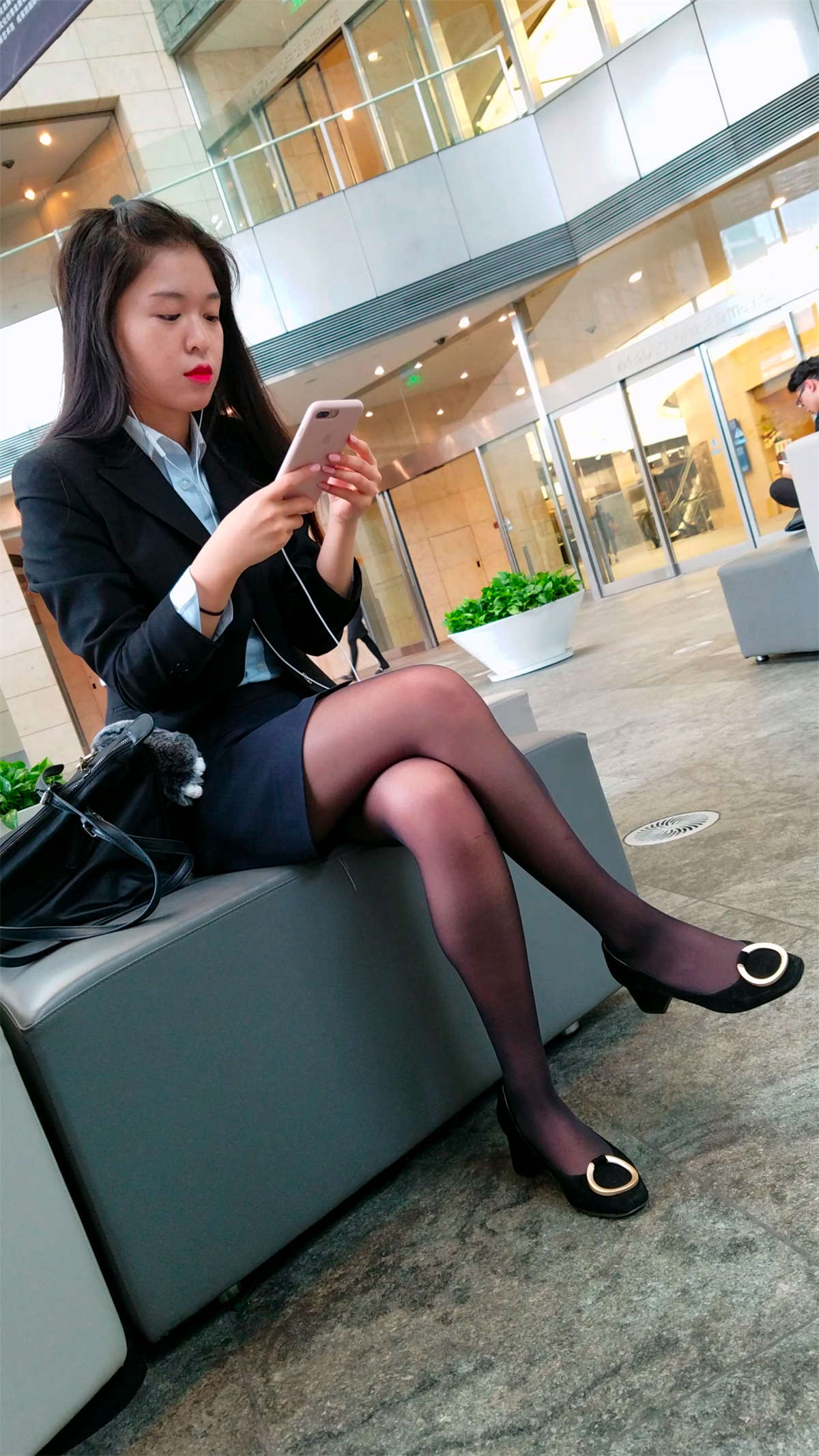 黑色制服高跟少女-日更街拍