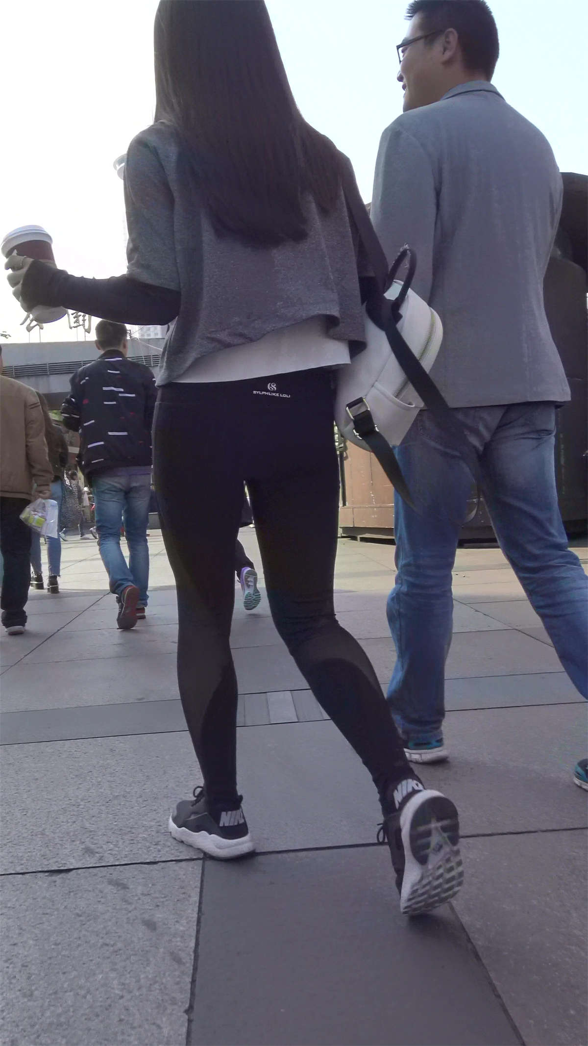 黑色紧身弹力运动裤运动鞋丰臀美女-日更街拍