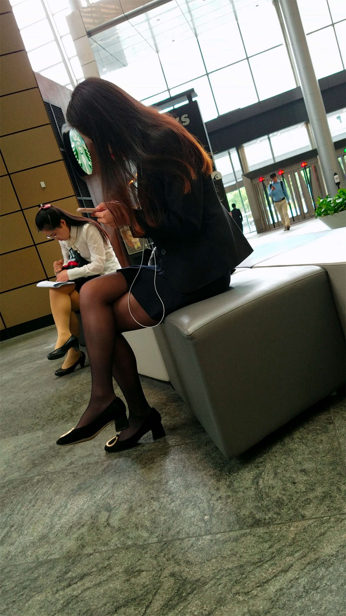 图片[2]-黑色制服高跟少女-日更街拍