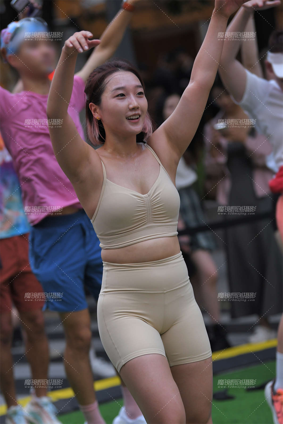 挥撒热汗的米色五分钟-日更街拍