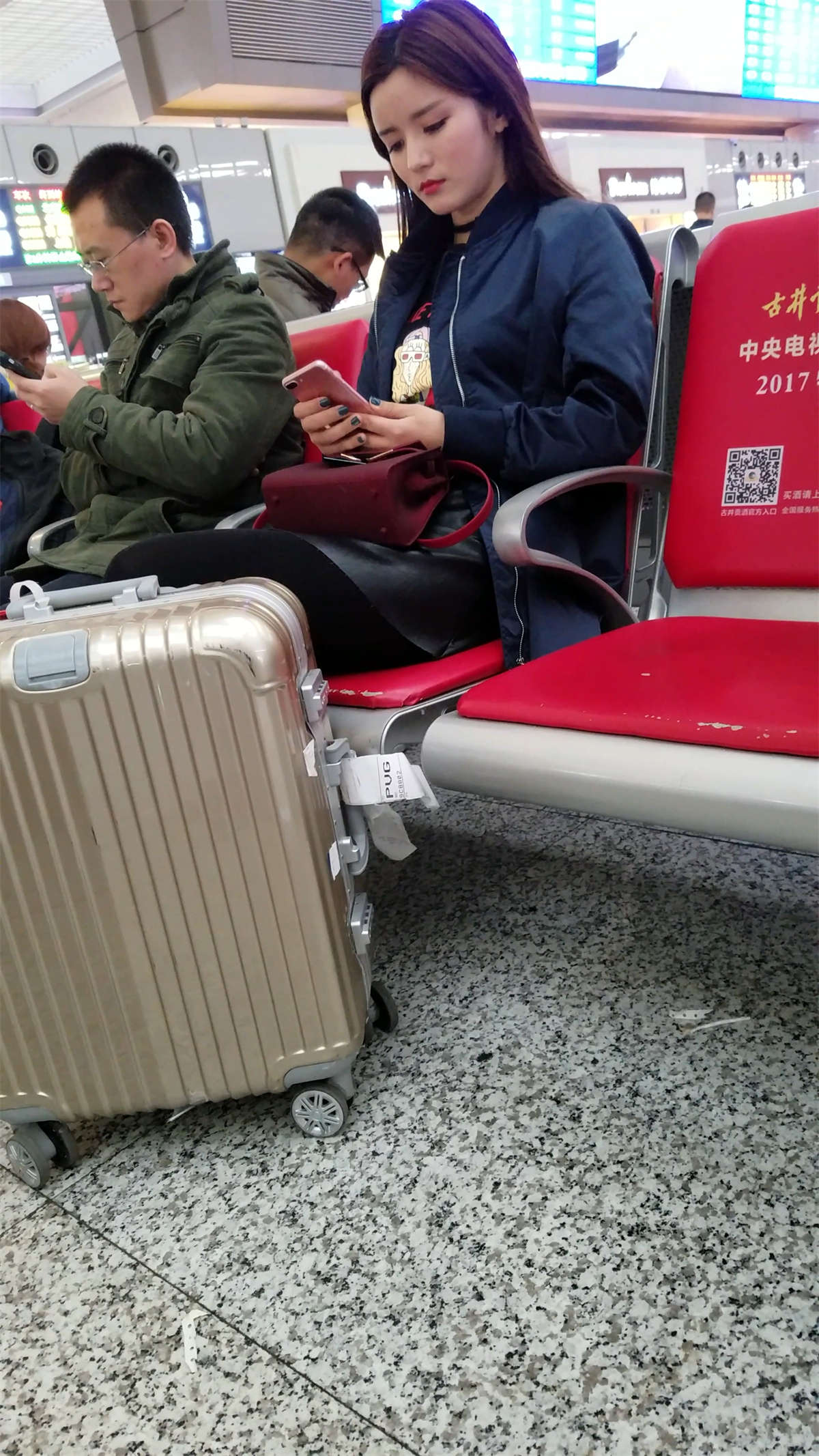 图片[2]-[4K高清视频]候车的黑色丝袜极品长腿漂亮长发美女-日更街拍