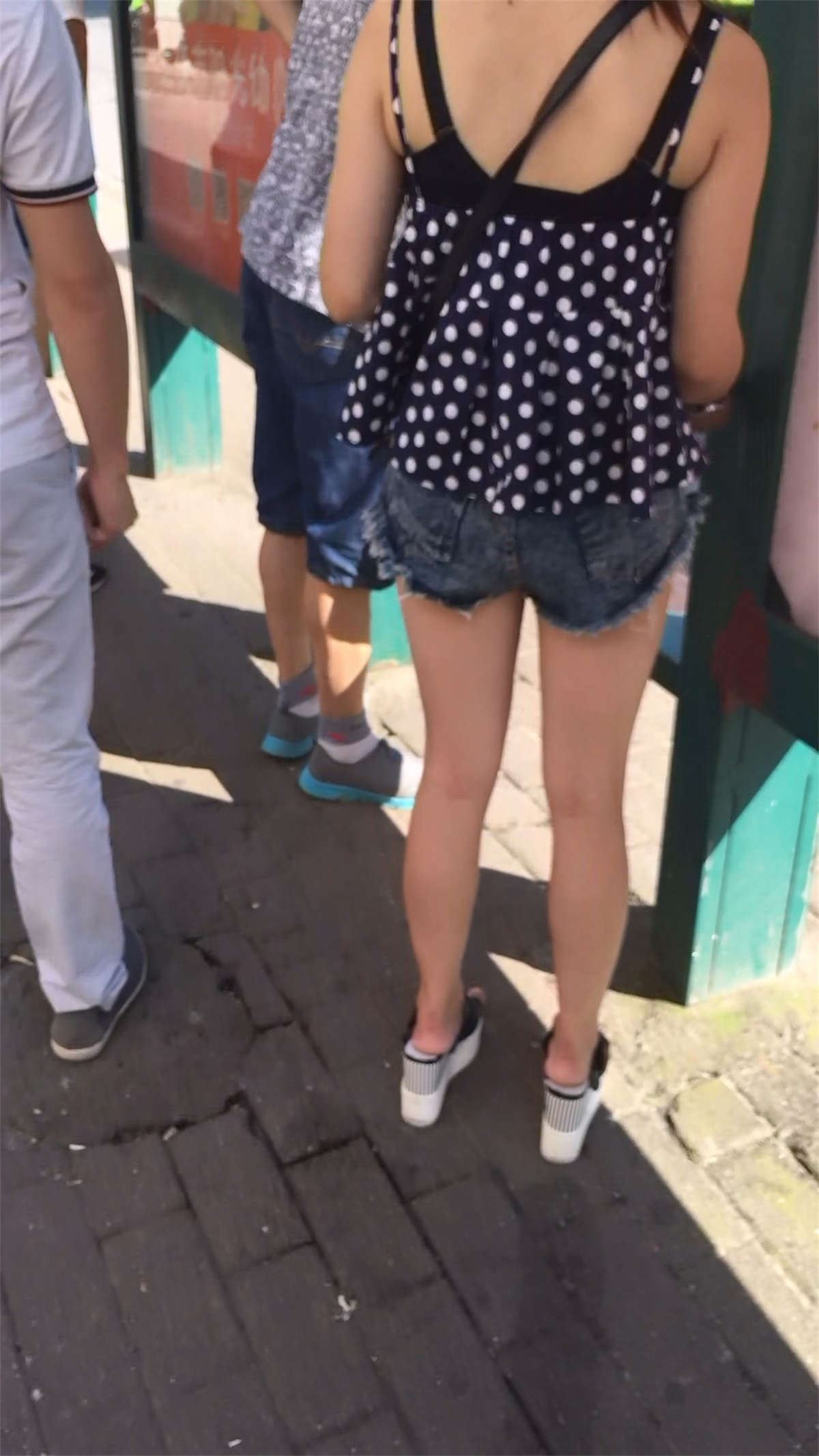 图片[2]-斑点吊带衫超短热裤美眉-日更街拍