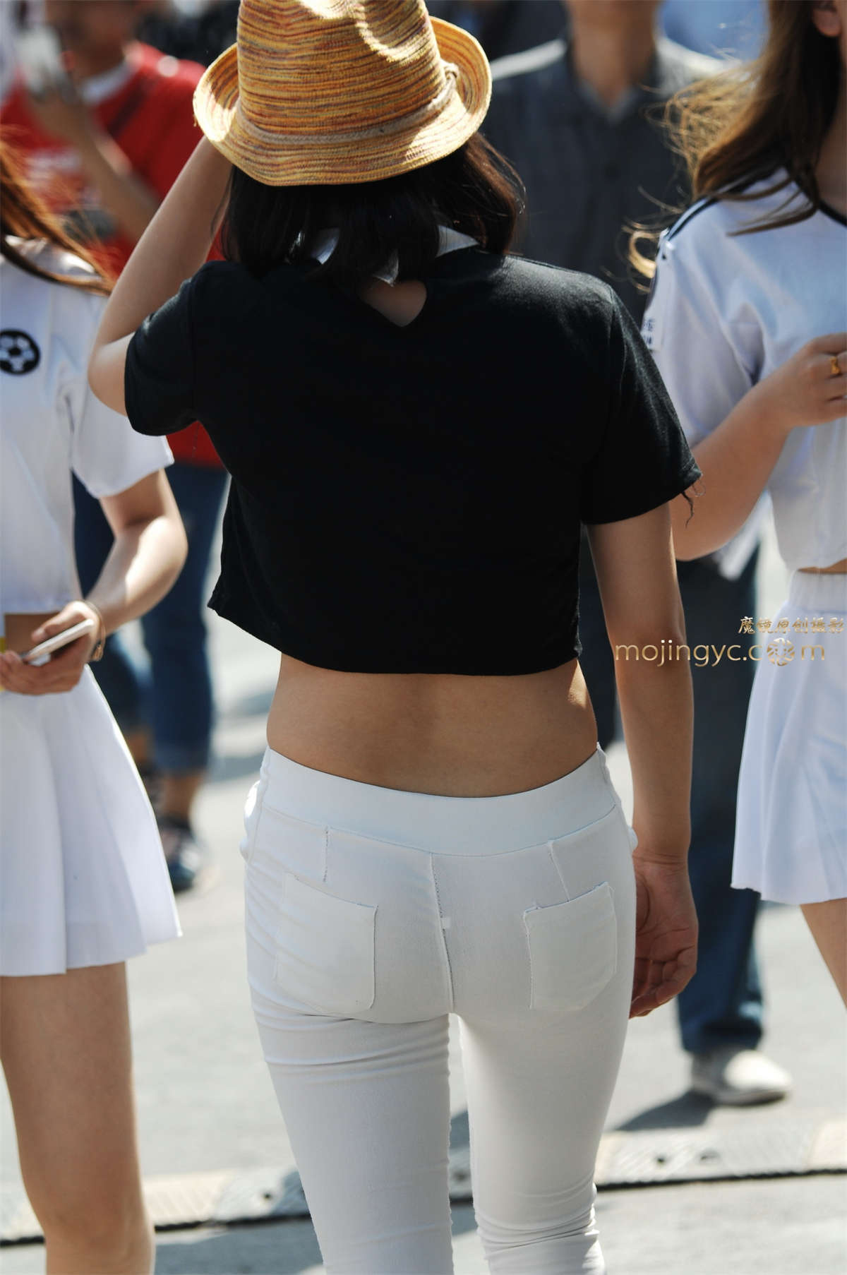 2016-09-18紧身白裤美臀特写7张-日更街拍
