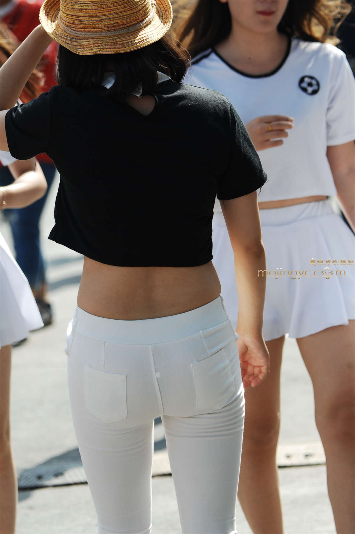 图片[2]-2016-09-18紧身白裤美臀特写7张-日更街拍