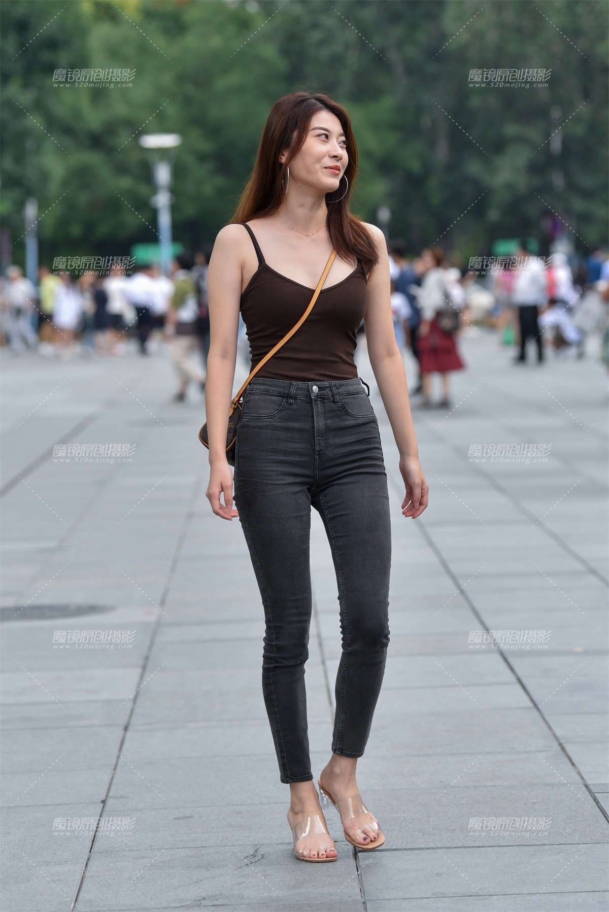 靓丽紧牛美女-日更街拍