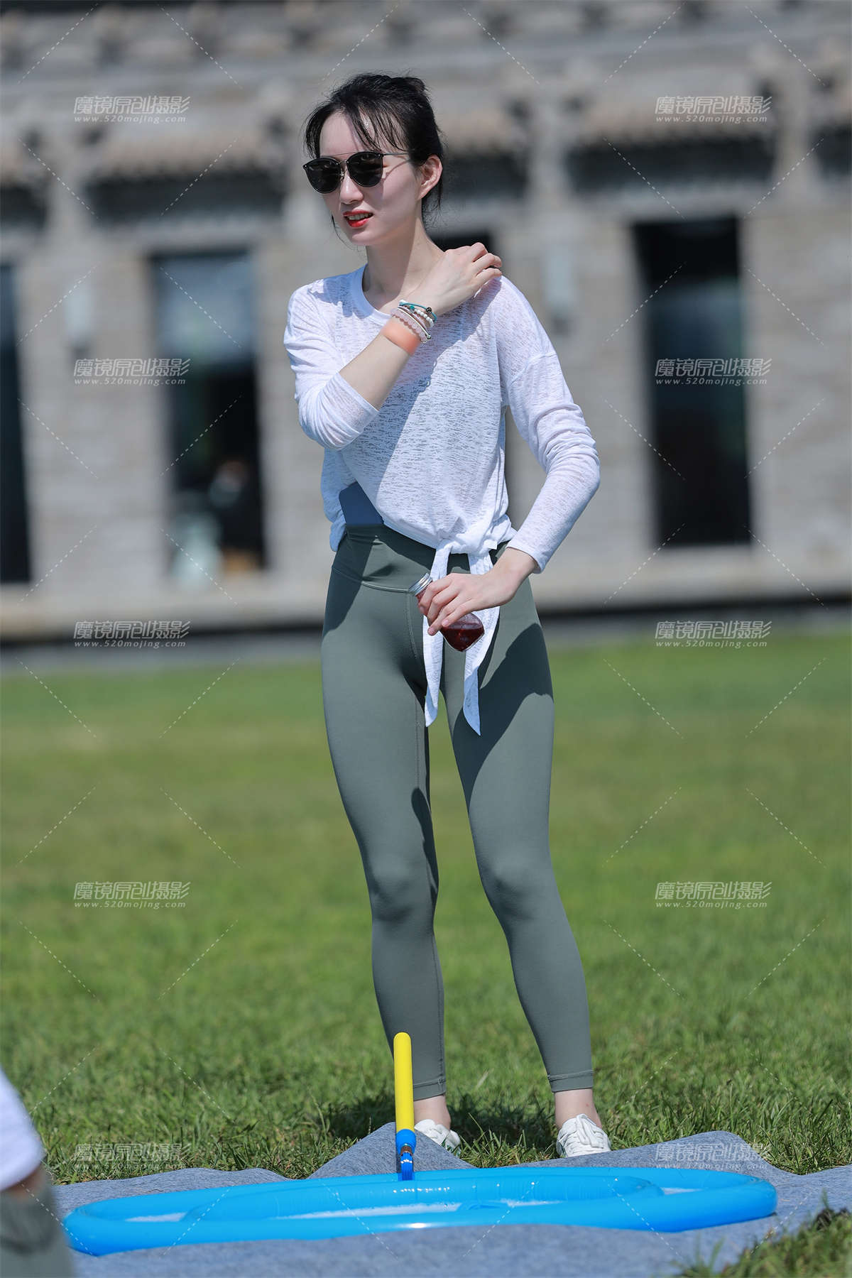 【小默赛帖】第1489篇★玩泡泡的紧身美女★-日更街拍