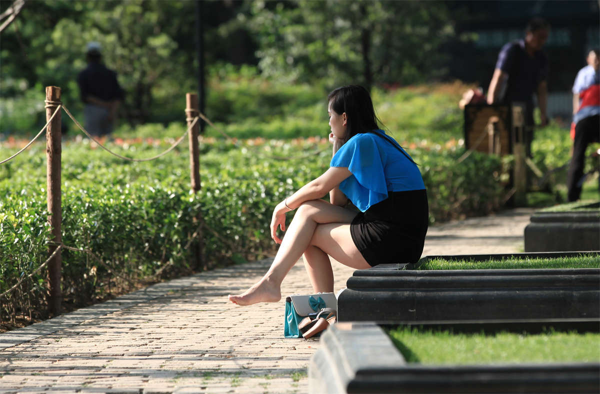 图片[2]-踏青公园街拍系列No.128 赤足妹子独坐沉思-日更街拍